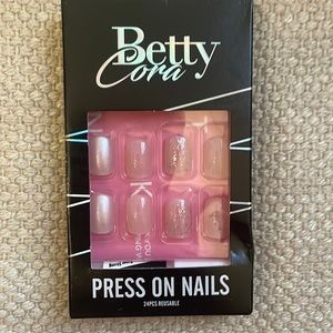 Pretty Cora press on nails